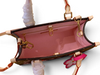 SWORD LUXURY Louis Vuitton x Murakami OnTheGo PM çanta, pembe iç astarlı, altın donanımlı ve çiçek detaylı iç görünüm.