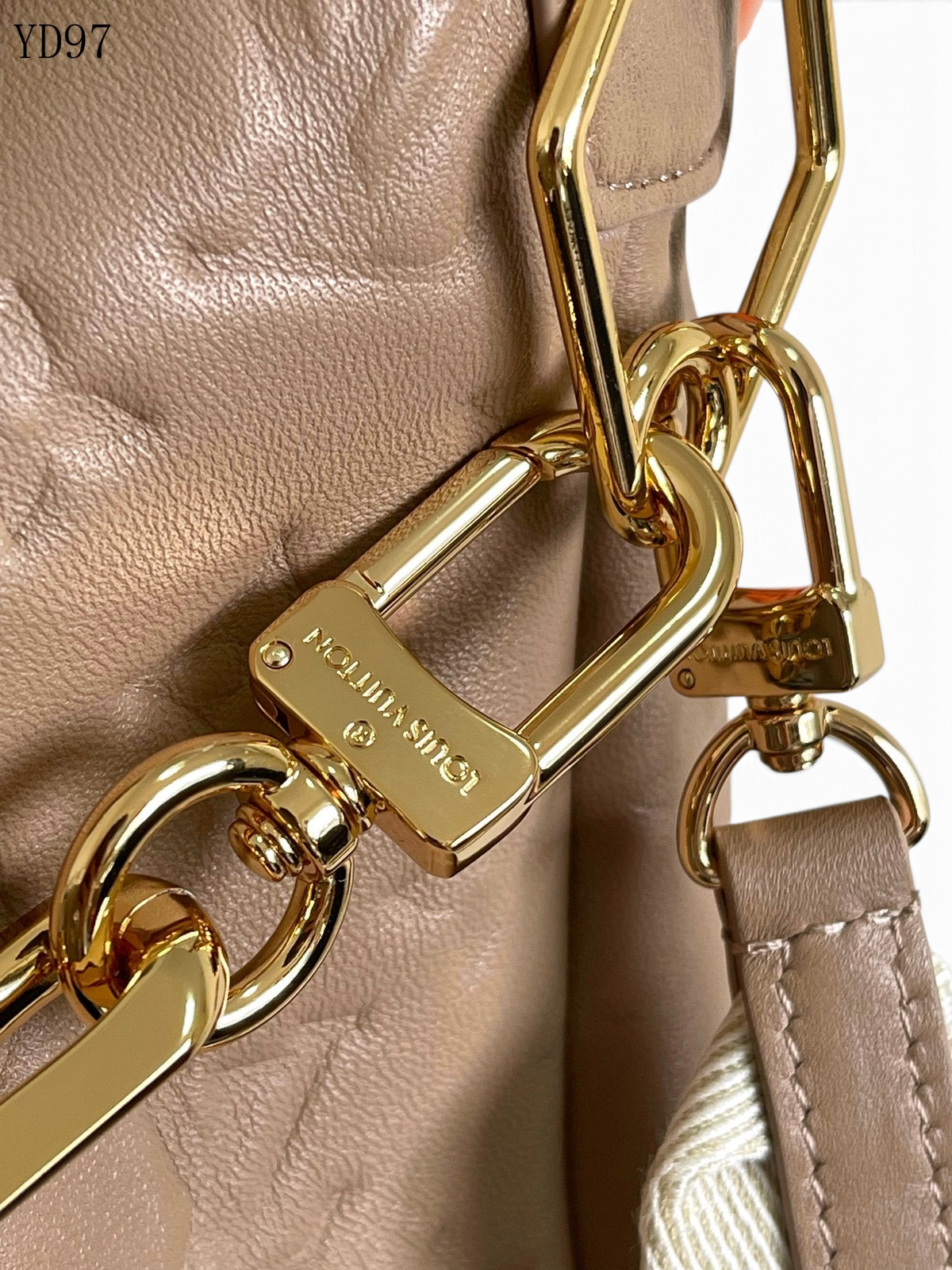 SWORD LUXURY Coussin Hobo MM çanta, altın tonlu zincir detaylı, kabartmalı çikolata kahvesi dana derisi.