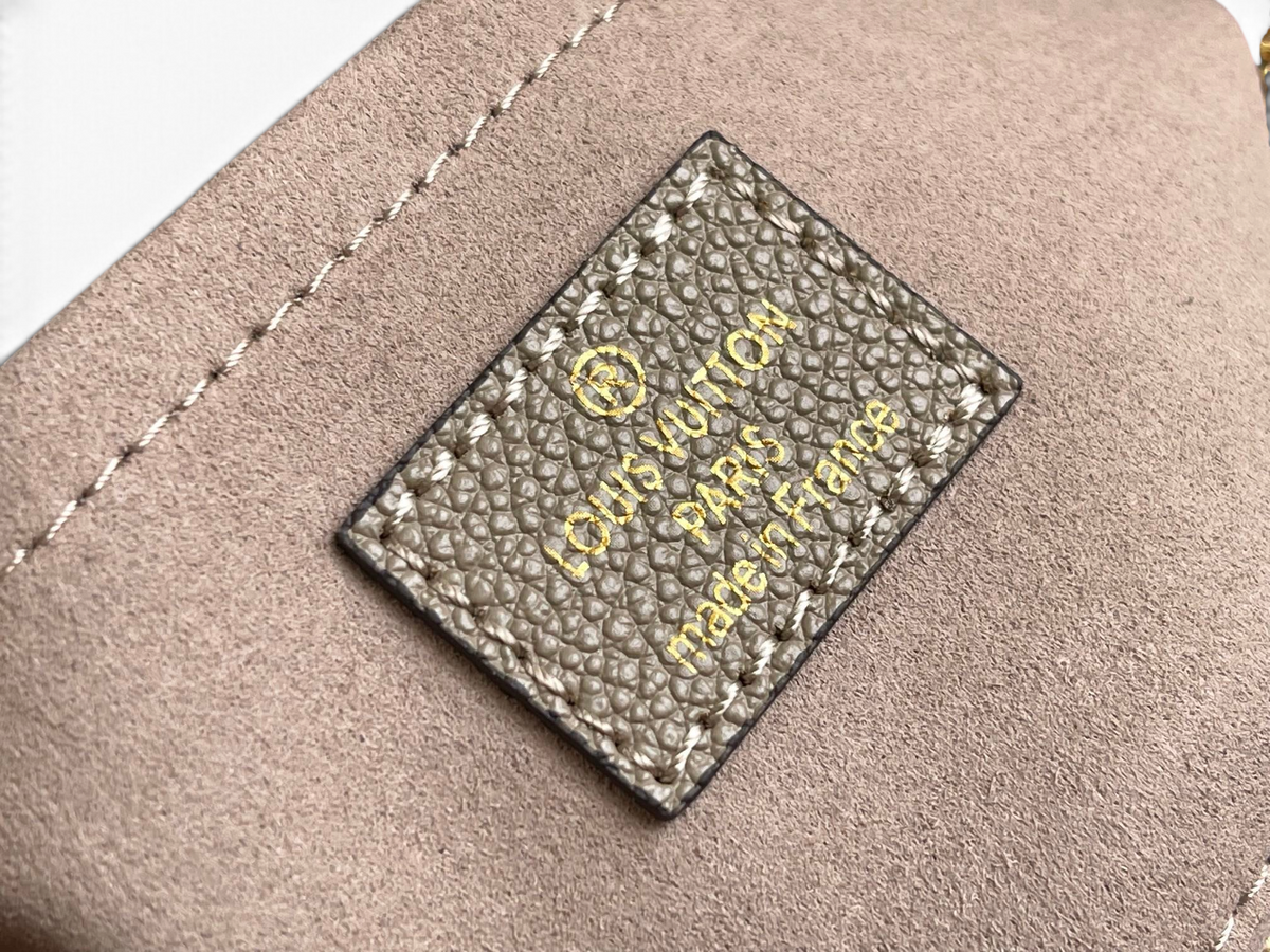 SWORD LUXURY Louis Vuitton Mini Moon çanta iç kısmındaki krem rengi deri kabartmalı logo etiketi ve dikiş detayları