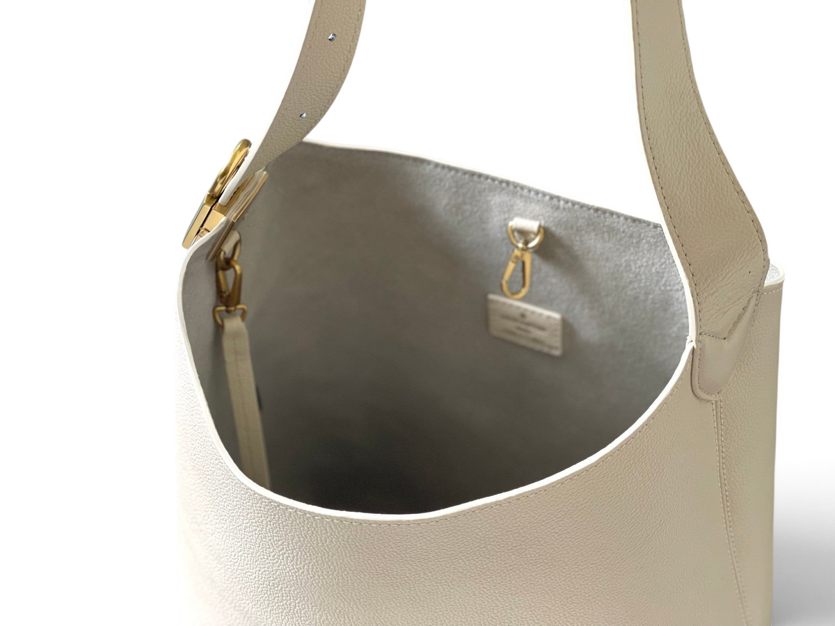 SWORD LUXURY Low Key Hobo çanta, bej renkli dokulu deri, altın tonlu metal detaylar ve geniş iç hacim.