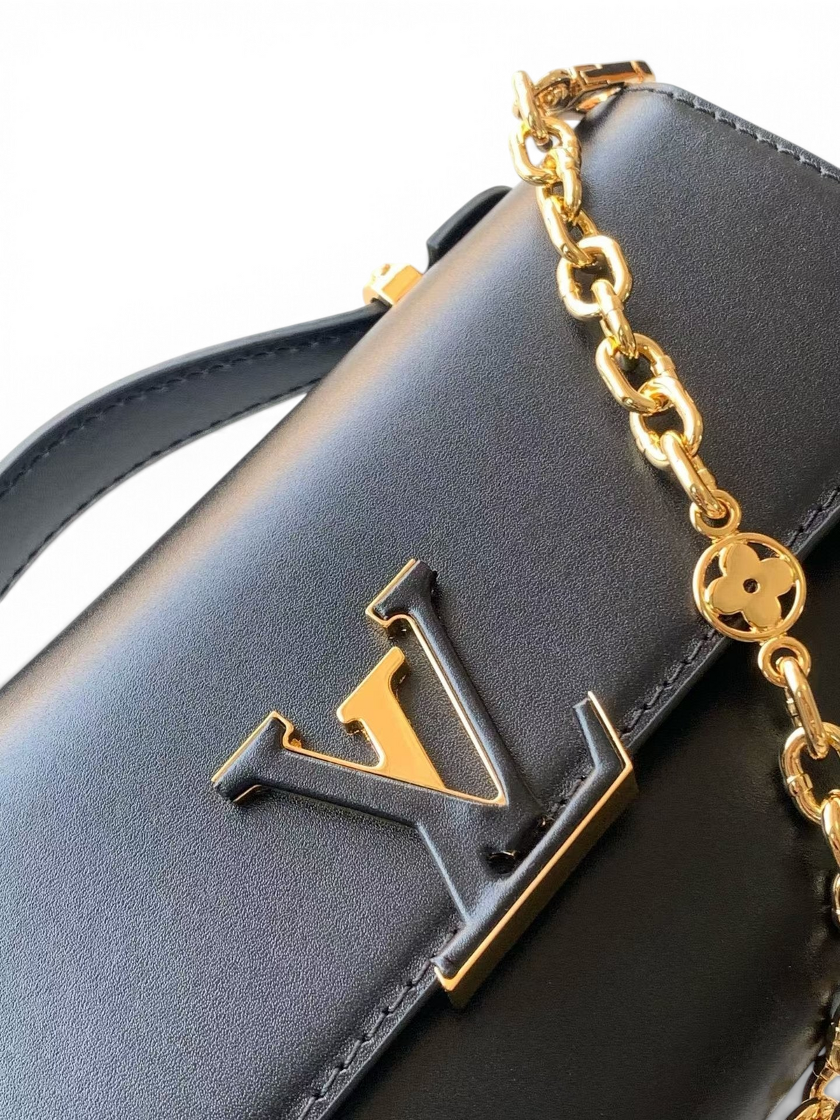 SWORD LUXURY siyah deri Capucines tarzı zincirli cüzdan çanta, altın tonlu logo ve çiçek detaylı zincir askı.