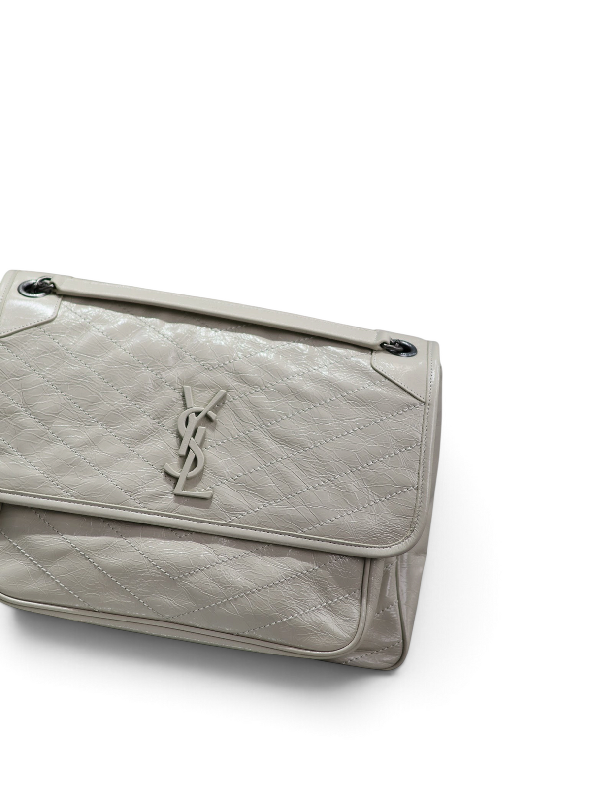 SWORD LUXURY imzalı, kapitone desenli, bej renkli crinkled deri Saint Laurent Niki orta boy omuz çantası.