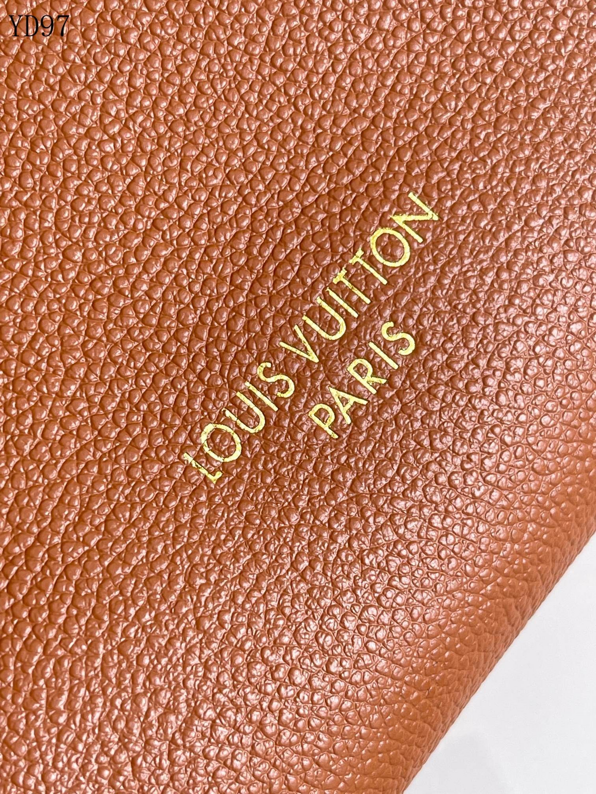 SWORD LUXURY Low Key Hobo çanta üzerinde altın rengi Louis Vuitton Paris kabartmalı logo detayı ve dokulu kahverengi deri