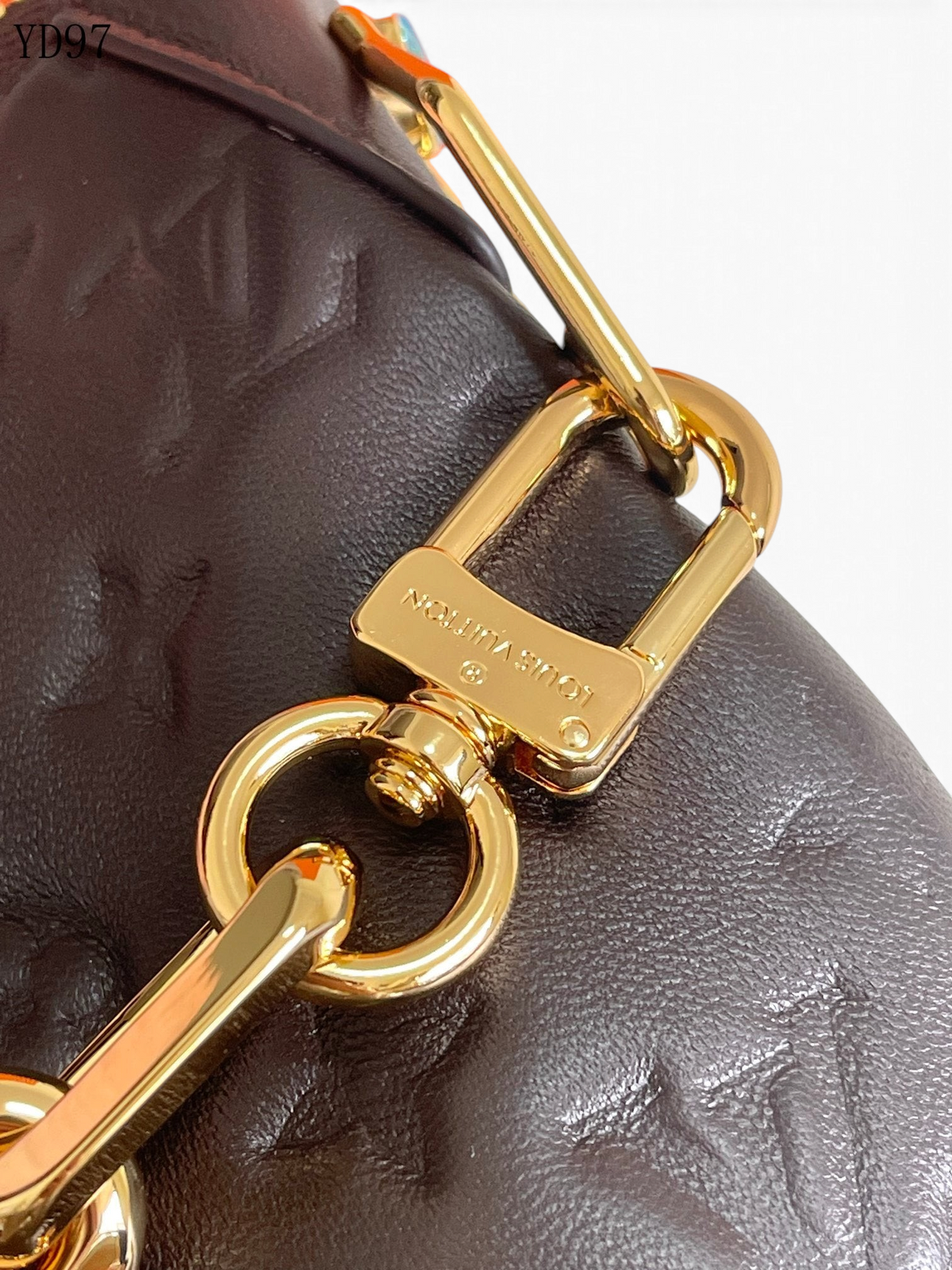 SWORD LUXURY Coussin Hobo MM çanta, kabartmalı çikolata rengi dana derisi ve parlak altın tonlu zincir detaylı.
