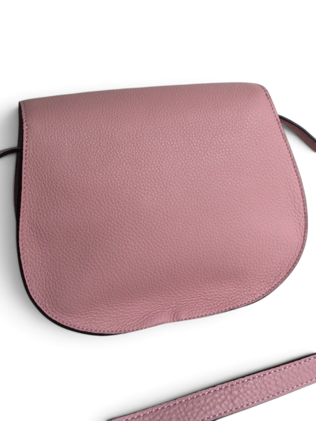 SWORD LUXURY Chloé Marcie pembe damarlı deri omuz çantası, kavisli kapaklı tasarımı ve ayarlanabilir askısı ile.