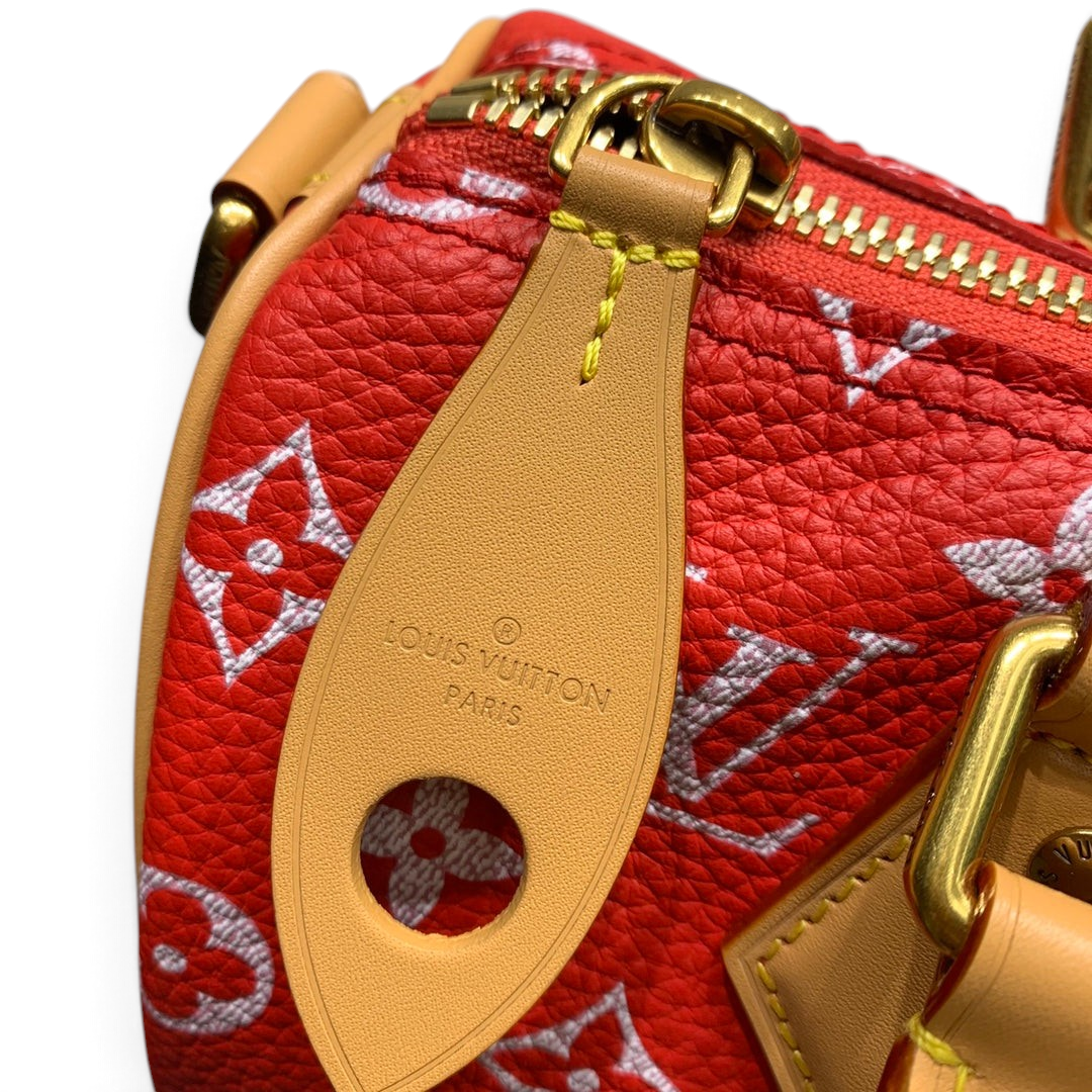 SWORD LUXURY kırmızı deri Louis Vuitton Speedy Bandoulière 25 çanta, altın donanım ve kabartmalı monogram detaylı.