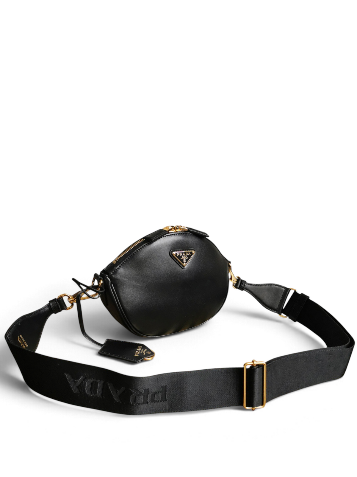 SWORD LUXURY Prada siyah deri mini omuz çantası, altın tonlu donanım ve ayarlanabilir logolu askı detayı ile.