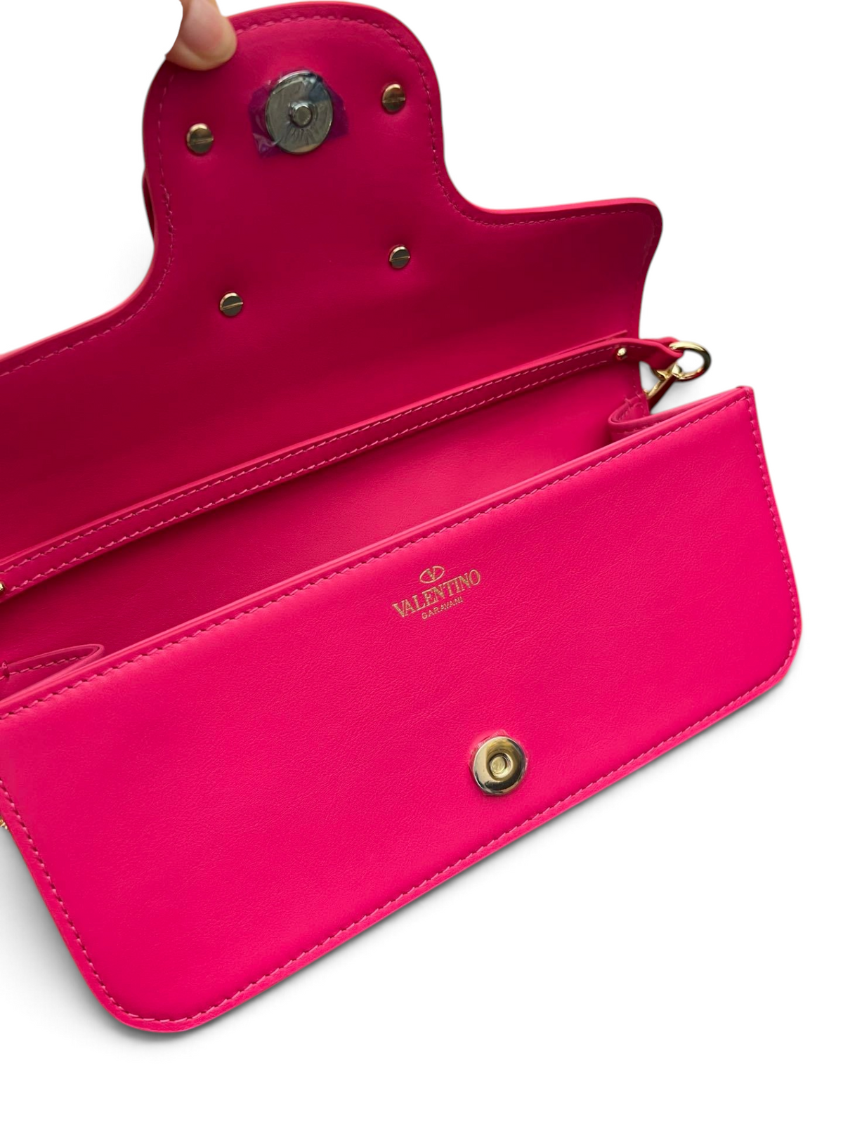 SWORD LUXURY Valentino Garavani VLogo Signature çanta, canlı pembe deri iç tasarımı ve manyetik kapak detayı.