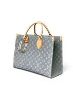 SWORD LUXURY gri monogram desenli denim kanvas OnTheGo MM çanta, doğal deri saplar ve altın tonlu metal detaylarla.