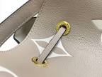 SWORD LUXURY NeoNoé bucket çanta, taupe-bej renkli, altın tonlu metal halkalı ve monogram desenli deri detaylı.