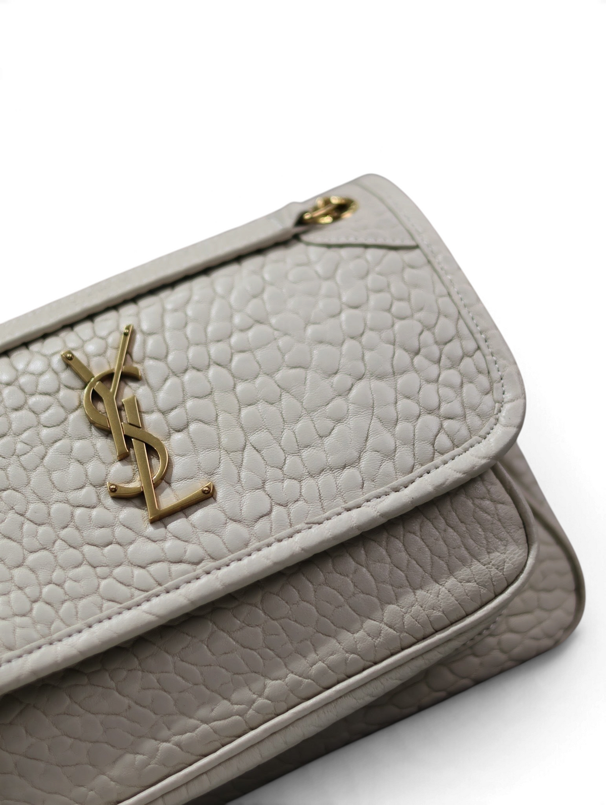 SWORD LUXURY Niki satchel çanta, altın tonlu YSL logolu, beyaz damarlı deri dokulu, şık ve kompakt tasarım.