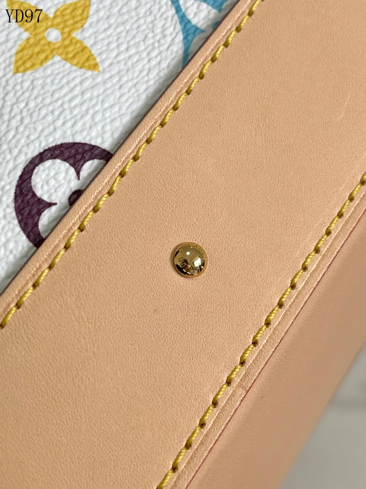 SWORD LUXURY Louis Vuitton kozmetik çantası, beyaz kanvas üzerinde renkli monogram desen ve altın tonlu metal detaylar.