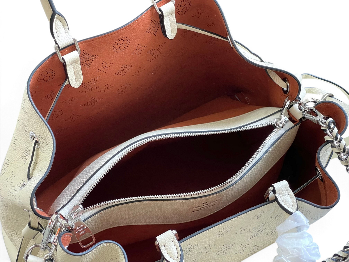 SWORD LUXURY Bella tote çanta, krem rengi Monogram Empreinte deri, gümüş zincir detaylı ve kırmızı iç astarlı.