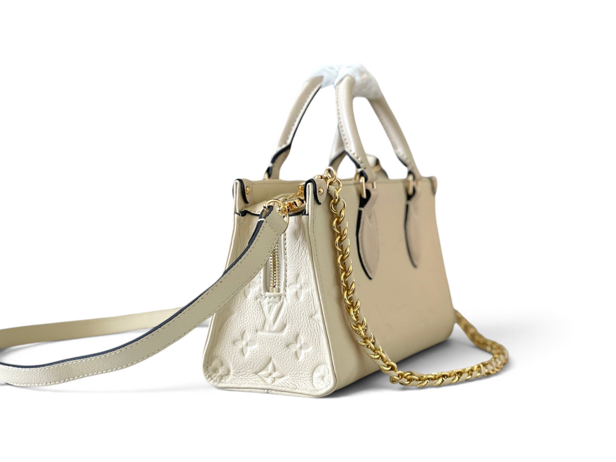 SWORD LUXURY Louis Vuitton OnTheGo East West çanta, krem rengi kabartmalı Monogram Empreinte deri ve altın zincir detaylı