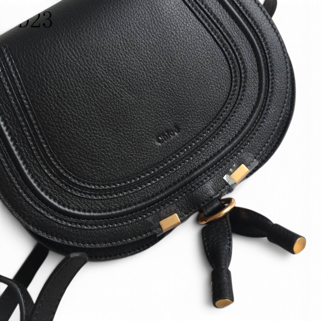 SWORD LUXURY Chloé Marcie siyah damarlı deri omuz çantası, altın tonlu donanım ve ikonik dikiş detayları ile.