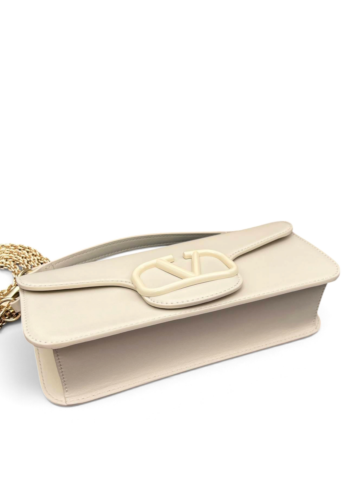 SWORD LUXURY Valentino Garavani VLogo Signature krem rengi deri çanta, altın zincir askılı ve ikonik VLogo amblemli