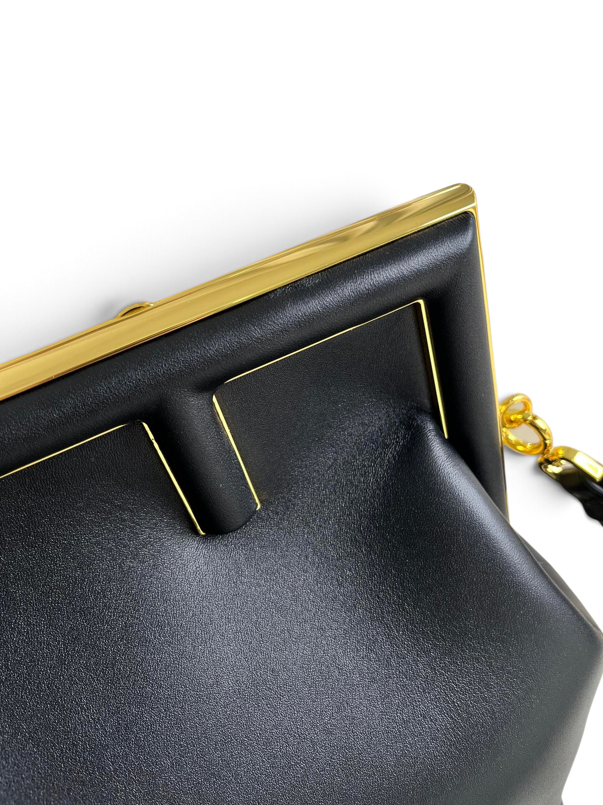 SWORD LUXURY Fendi First orta boy siyah deri çanta, altın rengi metal F detaylı çerçeve ve mıknatıslı kapama.