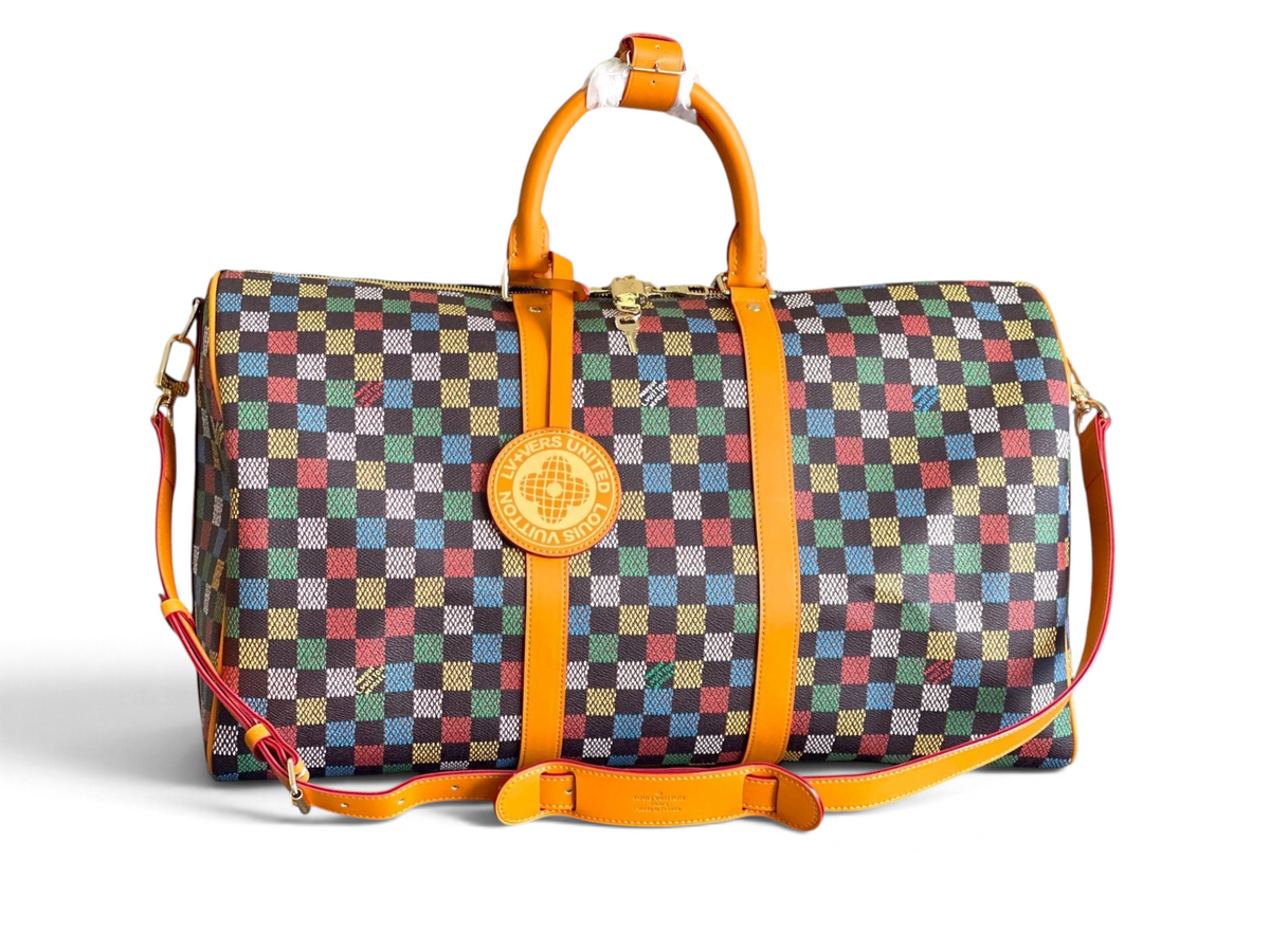 SWORD LUXURY Louis Vuitton Keepall Bandoulière 50, çok renkli Damier kanvas ve turuncu deri detaylı lüks seyahat çantası.