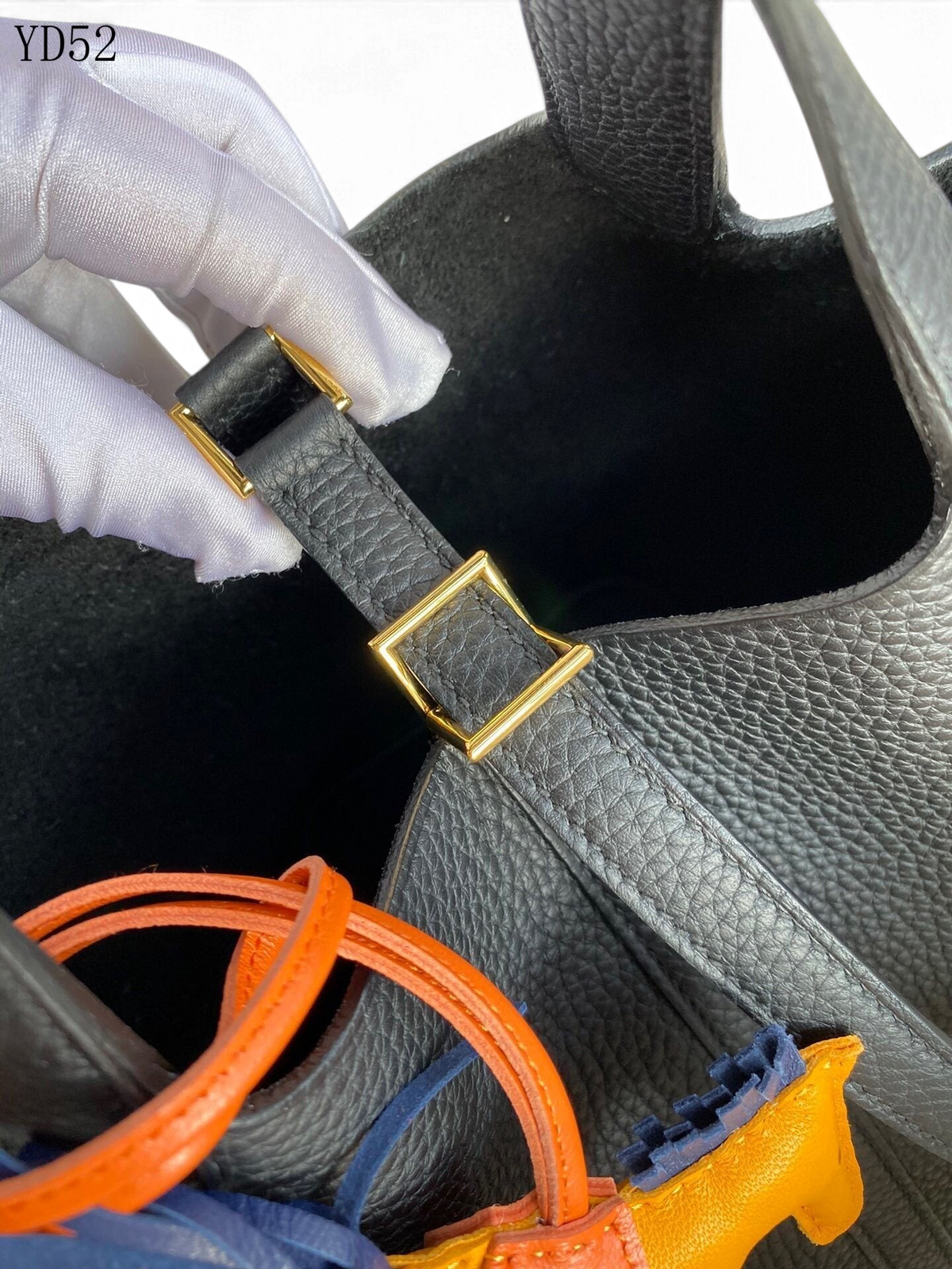 SWORD LUXURY Picotin 18 çanta, siyah damarlı Clemence deri, altın tonlu toka detayı ve iç kısmı gösteren yakın çekim.