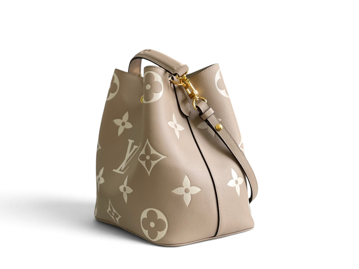 SWORD LUXURY NeoNoé bucket çanta, taupe-bej renkli, dev monogram desenli, altın tonlu donanımlı deri çanta.