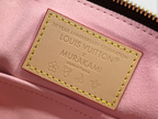 SWORD LUXURY, Louis Vuitton x Murakami Papillon çanta iç kısmındaki pembe astar üzerinde yer alan deri etiket detayı.