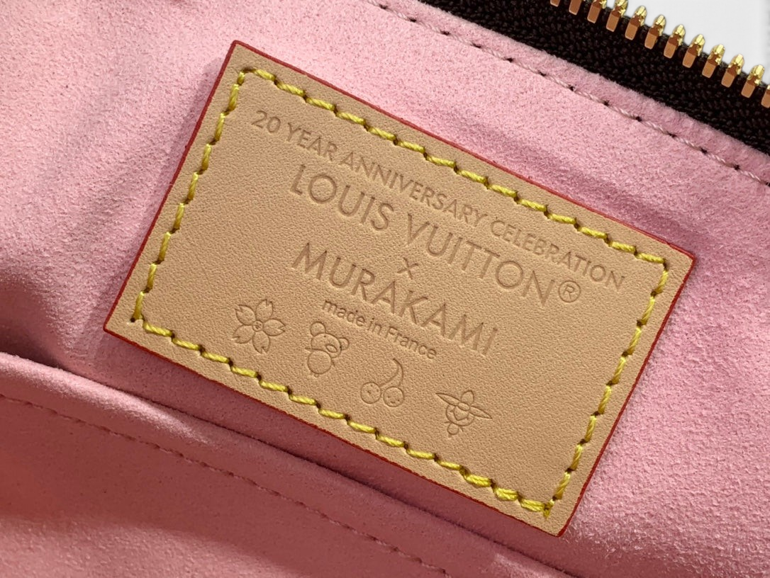 SWORD LUXURY, Louis Vuitton x Murakami Papillon çanta iç kısmındaki pembe astar üzerinde yer alan deri etiket detayı.