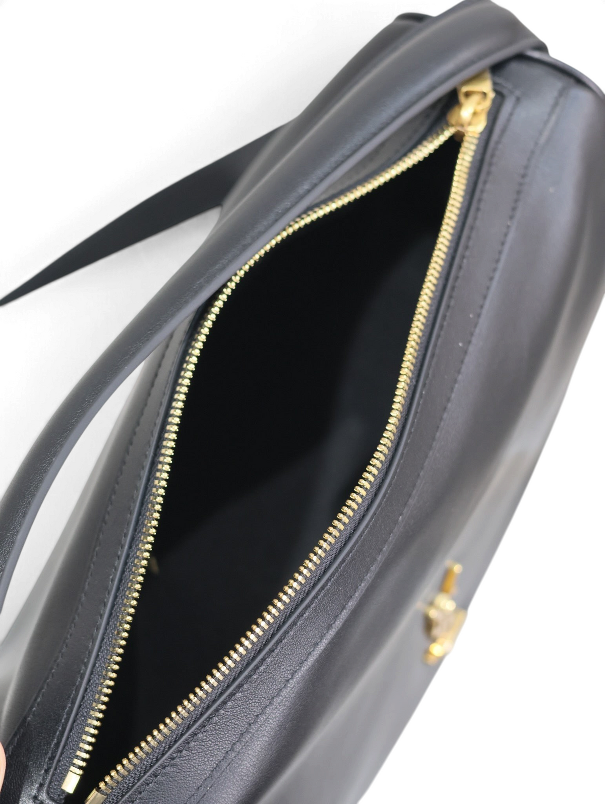 SWORD LUXURY Voltaire siyah deri çanta, altın fermuar detaylı ve geniş iç hacimli üstten görünüm.
