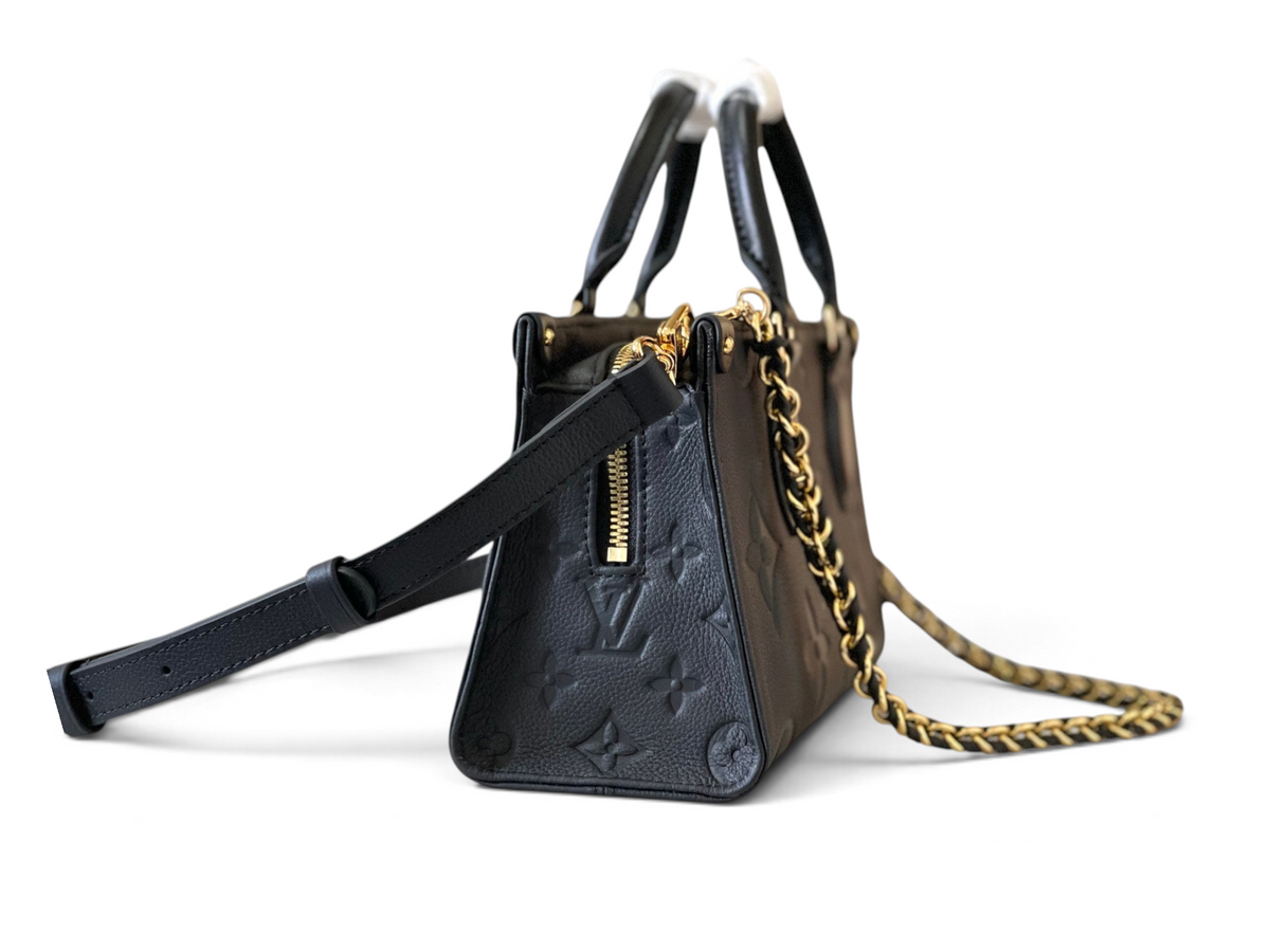SWORD LUXURY Louis Vuitton OnTheGo East West siyah kabartmalı deri çanta, altın zincir detaylı ve yan profil görünümü.