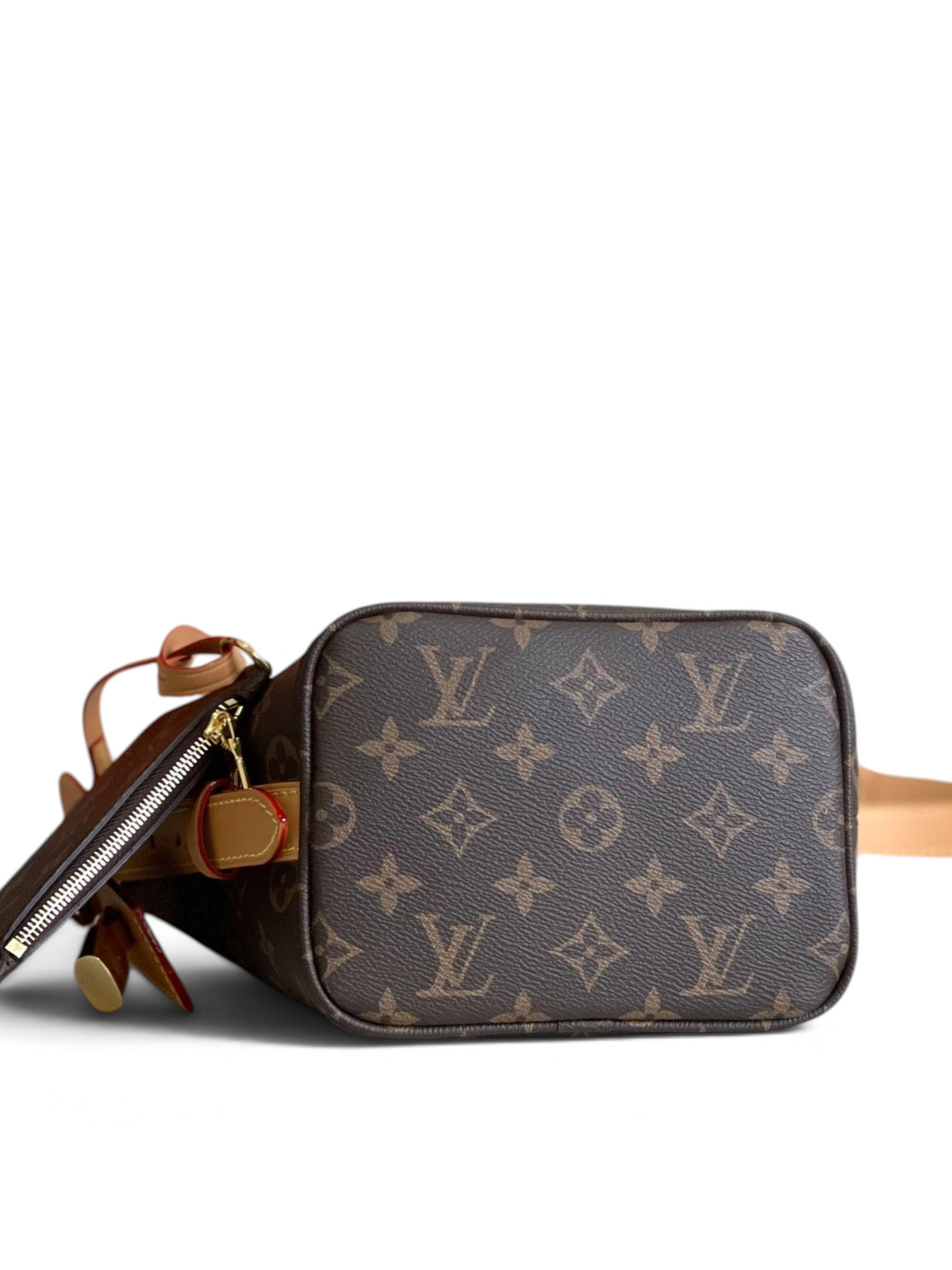 SWORD LUXURY Louis Vuitton All-In BB çanta, ikonik monogram kanvas desenli, fermuarlı ve altın tonlu detaylara sahip.