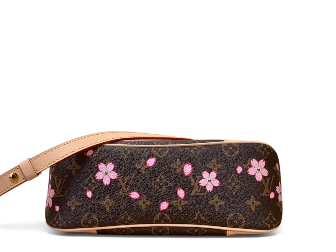 SWORD LUXURY Louis Vuitton x Murakami Boulogne çanta, ikonik Monogram kanvas ve pembe kiraz çiçeği desenli tasarım.