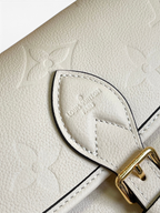 SWORD LUXURY Louis Vuitton Diane çanta, krem rengi Monogram Empreinte deri, altın tonlu toka detayı ve kabartmalı logo.