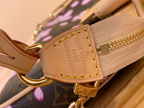 SWORD LUXURY Louis Vuitton x Takashi Murakami Pochette Accessoires çanta, Monogram kanvas ve pembe kiraz çiçeği detaylı