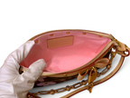 SWORD LUXURY Louis Vuitton x Takashi Murakami Pochette Accessoires çanta, pembe iç astar ve altın tonlu zincir detaylı