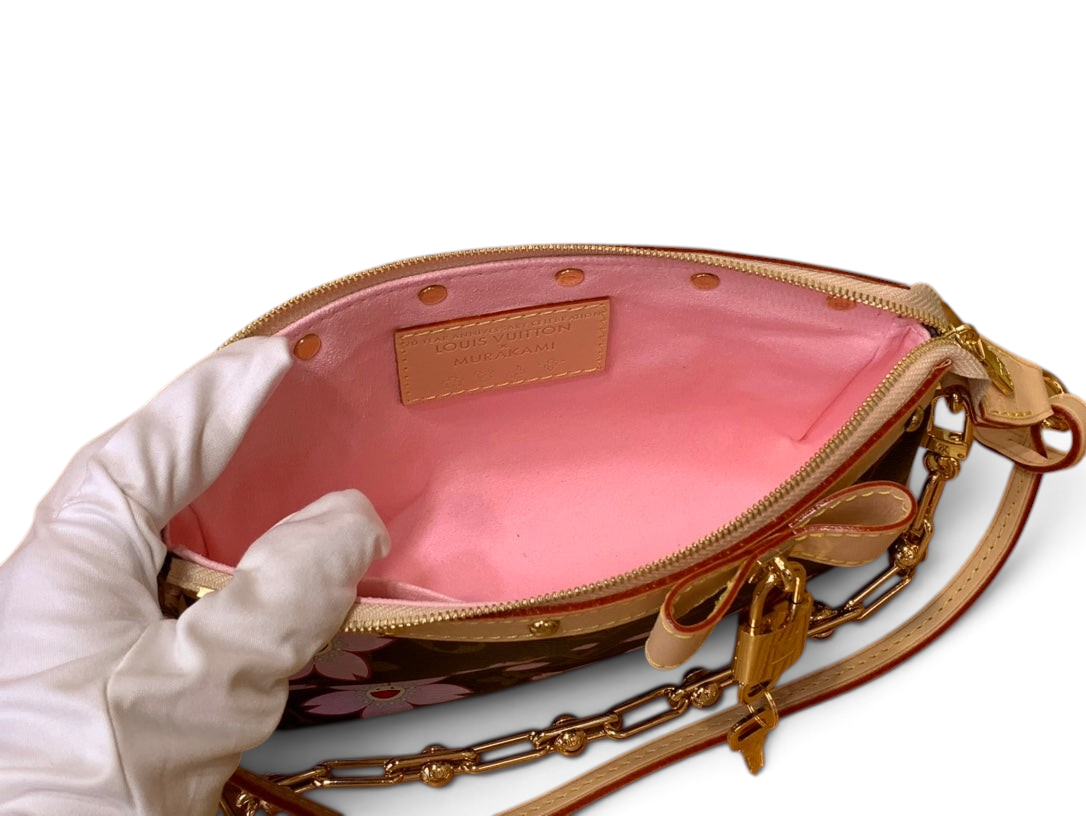 SWORD LUXURY Louis Vuitton x Takashi Murakami Pochette Accessoires çanta, pembe iç astar ve altın tonlu zincir detaylı