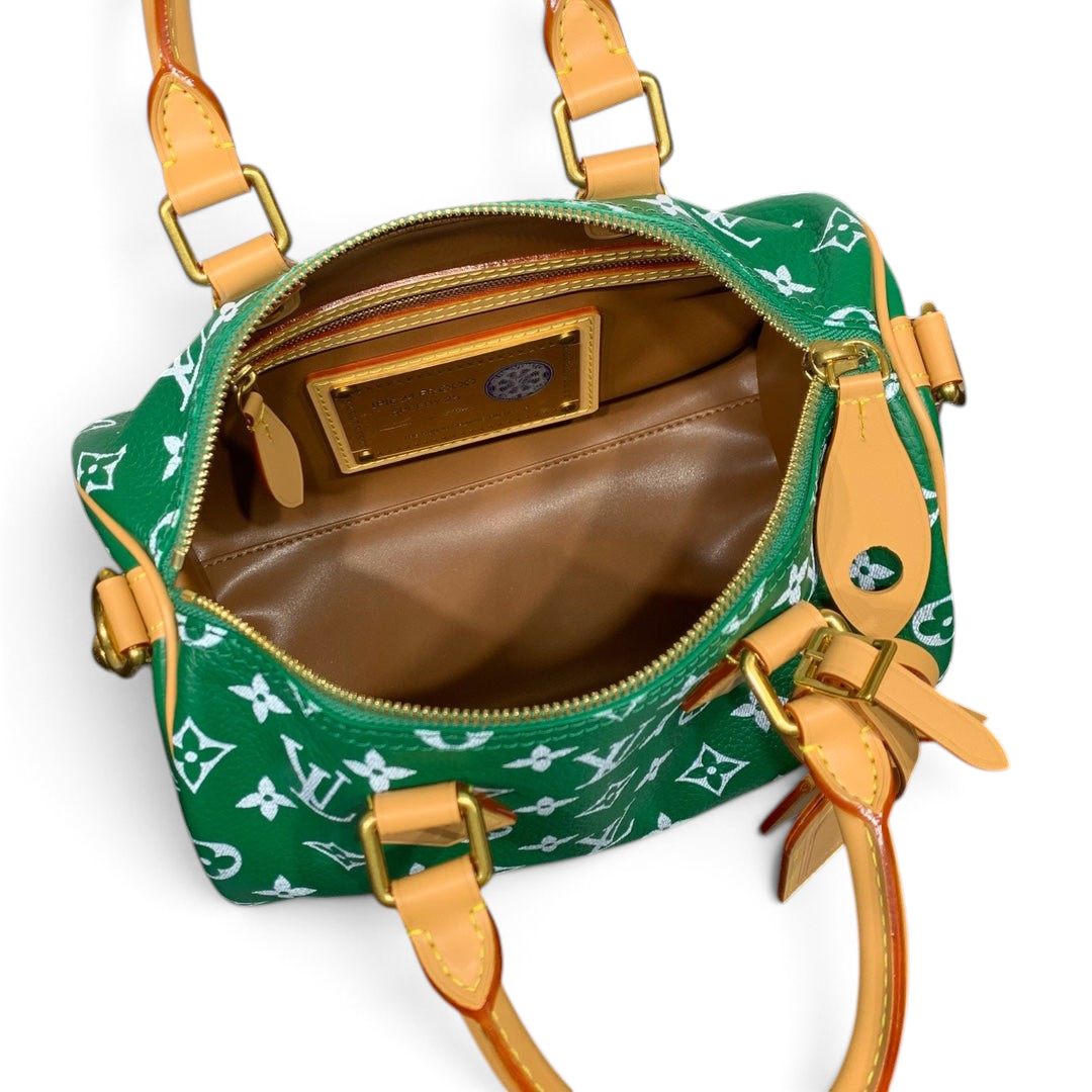 SWORD LUXURY Speedy Bandoulière 25 çanta, yeşil monogram kabartmalı deri, altın donanım ve iç astar detaylı.