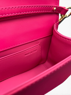 SWORD LUXURY Valentino Garavani VLogo Signature çanta, canlı pembe deri iç detayları ve Made in Italy damgası