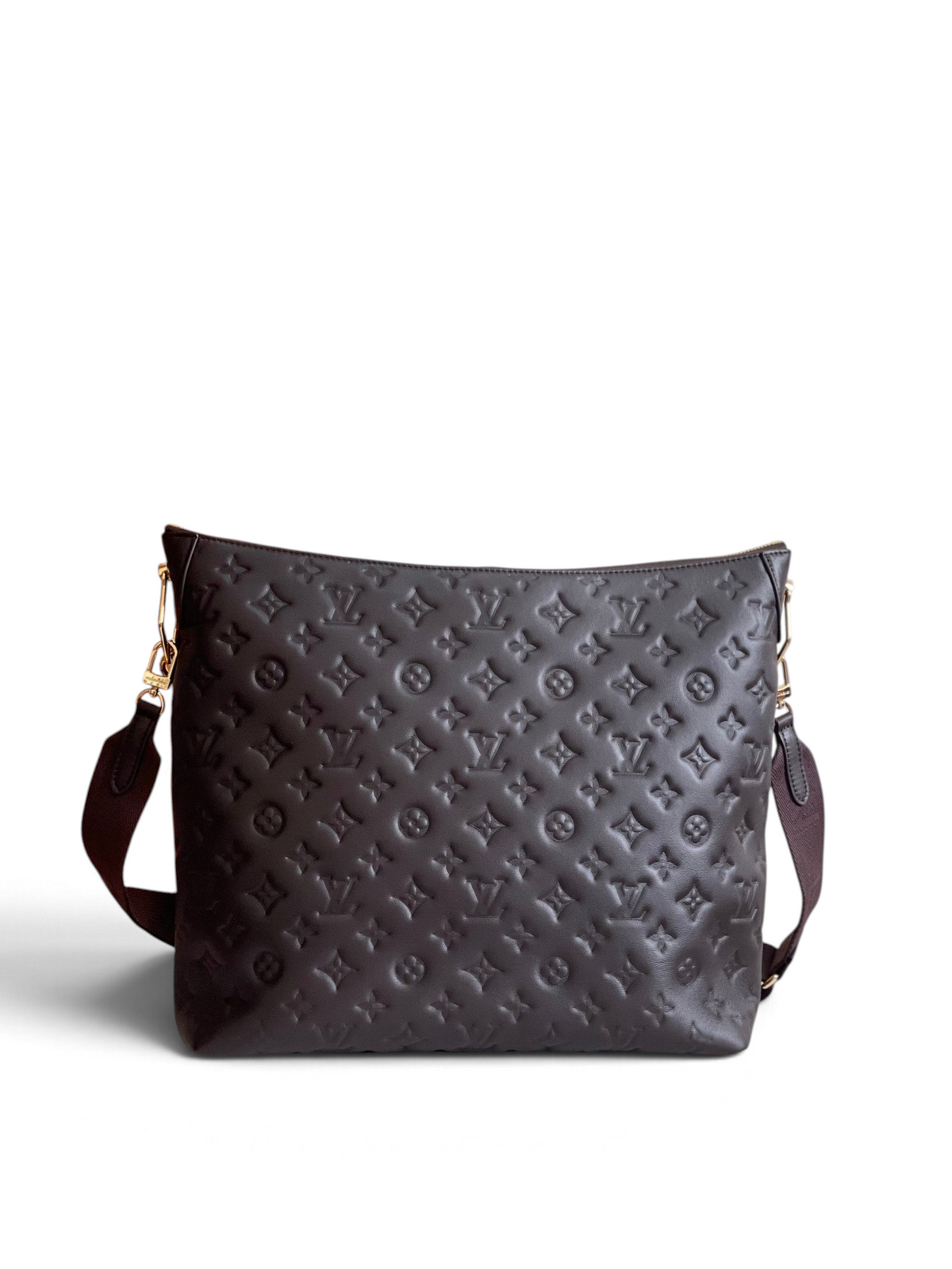 SWORD LUXURY Coussin Hobo MM çanta, çikolata kahvesi kabartmalı dana derisi, altın rengi zincir detaylı ve askılı.