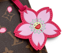 SWORD LUXURY Louis Vuitton x Takashi Murakami OnTheGo PM çanta üzerinde pembe deri kiraz çiçeği figürlü çanta süsü