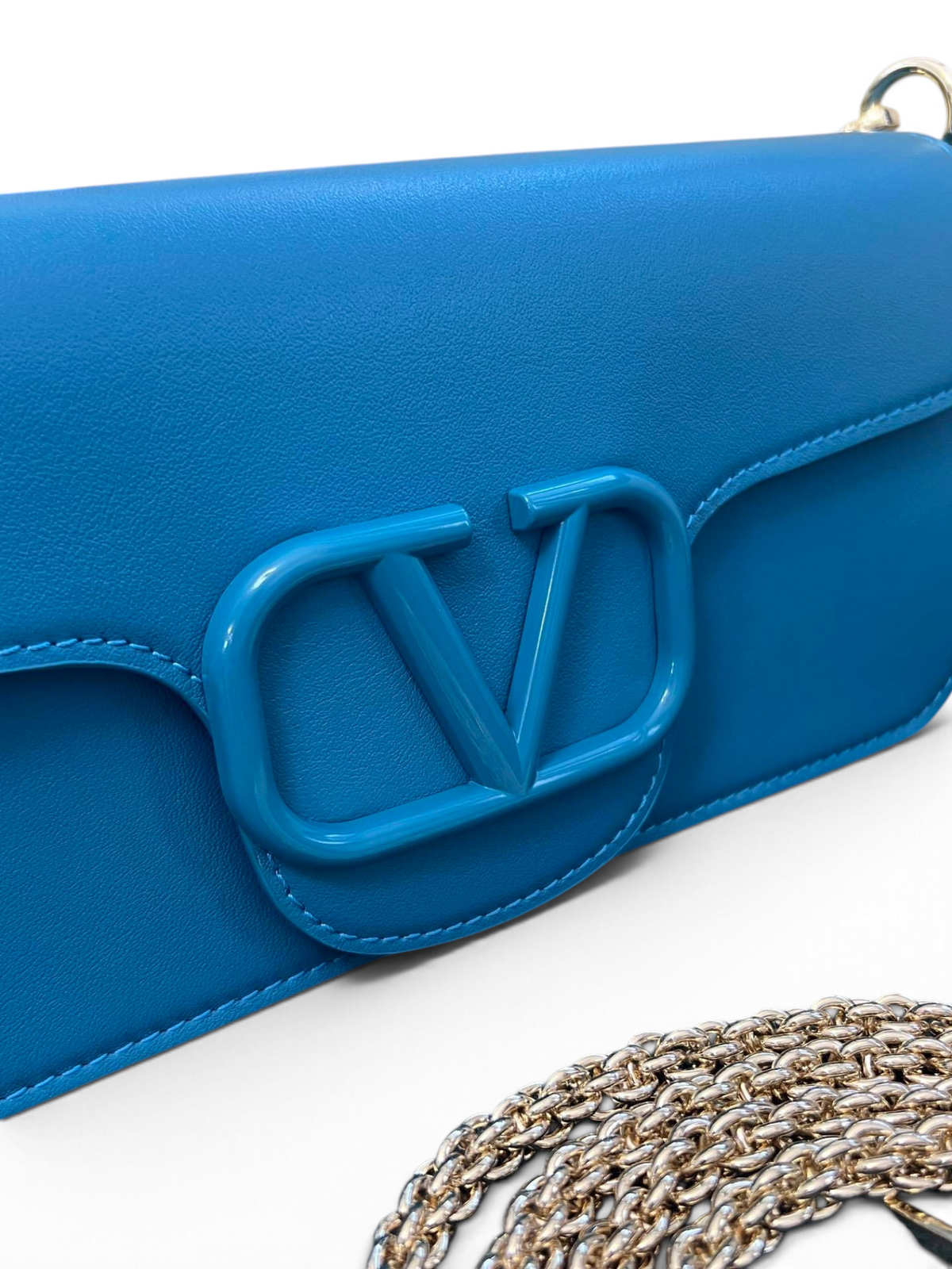 SWORD LUXURY Valentino Garavani VLogo Signature çanta, canlı mavi deri tasarımı ve ikonik VLogo amblemi ile.