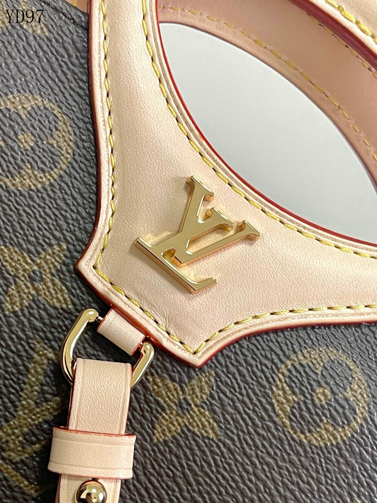 SWORD LUXURY Rivage BB çanta, altın rengi LV logolu ve dikiş detaylı bej Vachetta deri kulp detayı.