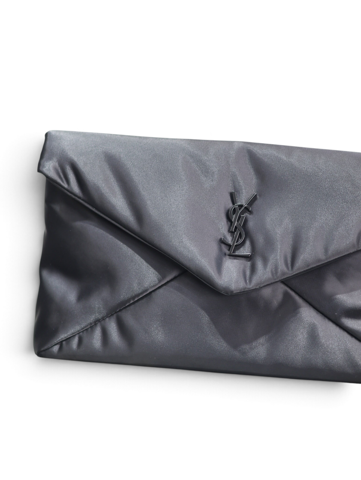 SWORD LUXURY siyah saten zarf model el çantası, üzerinde tonal YSL metal logo detayı ile şık akşam aksesuarı.