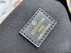 SWORD LUXURY Louis Vuitton Mini Moon Bag'in iç kısmındaki altın harfli deri marka etiketi ve üretim detayı.