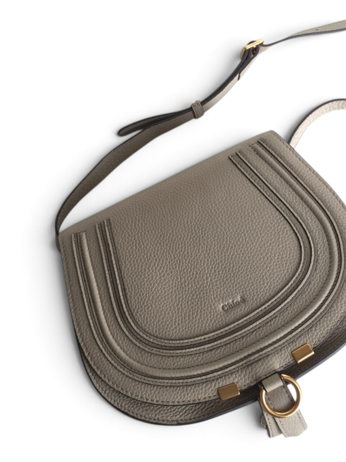 SWORD LUXURY Chloé Marcie gri renkli, dokulu deri omuz çantası, altın tonlu metal detaylı ve ayarlanabilir askılı.