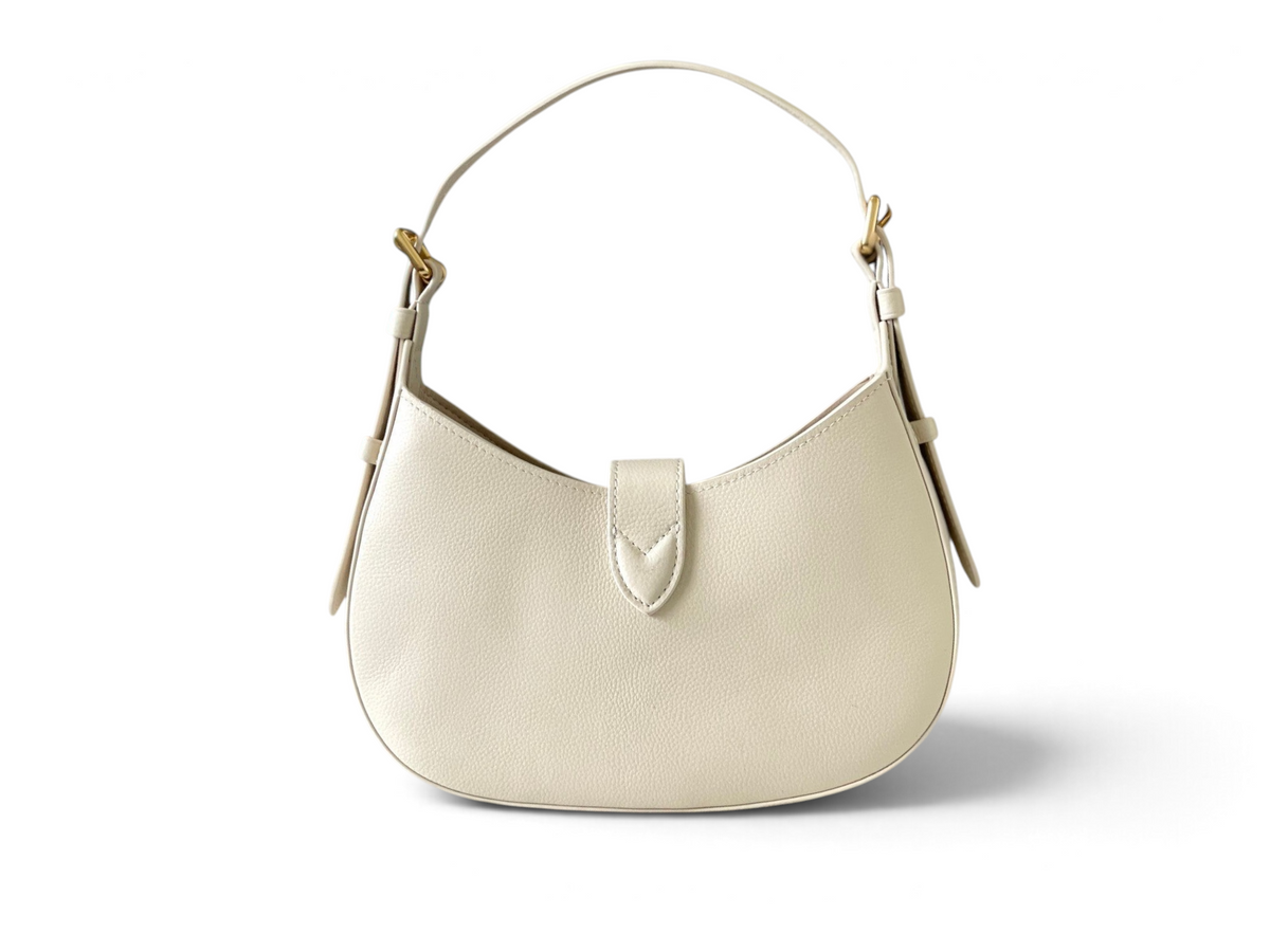 SWORD LUXURY Low Key omuz çantası, krem rengi dokulu deri, altın tonlu kilit detayı ve minimalist kavisli tasarım.