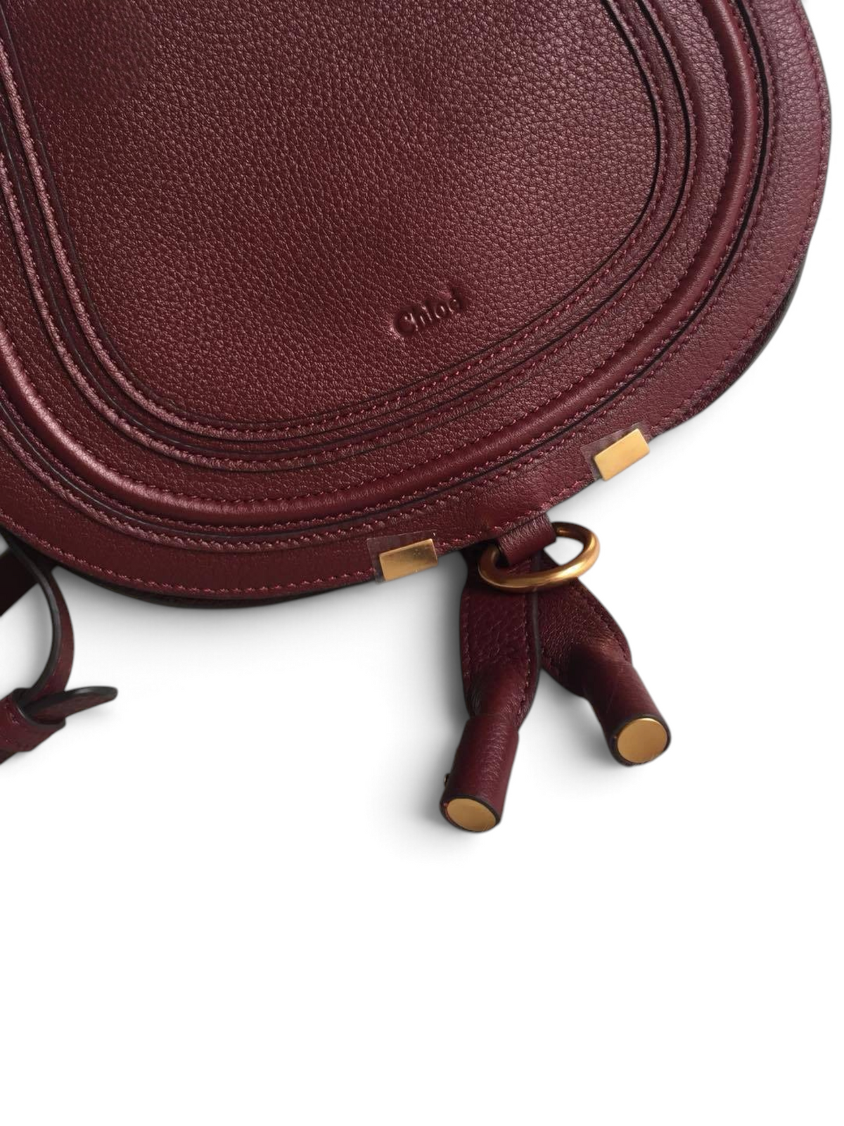 SWORD LUXURY Chloé Marcie bordo renkli, el dikiş detaylı ve altın tonlu metal aksesuarlı deri omuz çantası.