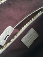 SWORD LUXURY Chloé Marcie çanta iç detayı, altın tonlu fermuar, deri etiket ve seri numarası etiketi ile.