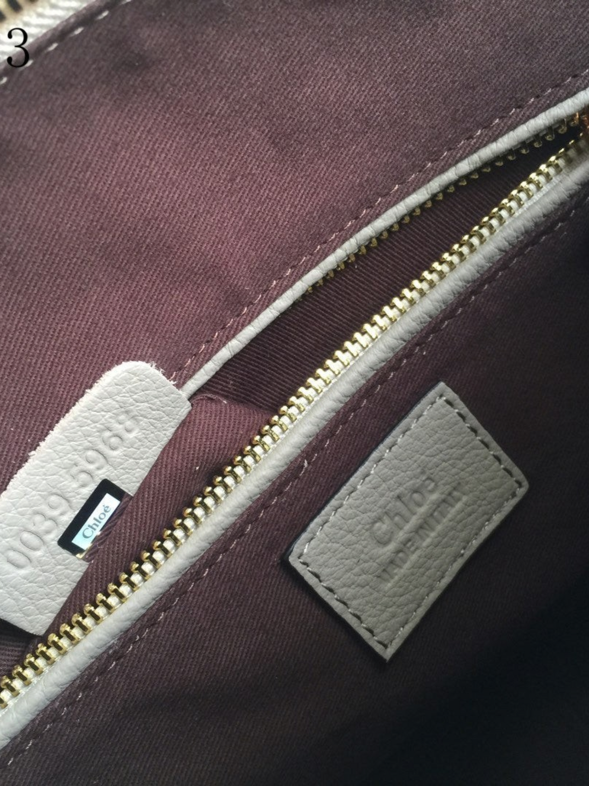 SWORD LUXURY Chloé Marcie çanta iç detayı, altın tonlu fermuar, deri etiket ve seri numarası etiketi ile.