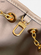 SWORD LUXURY Louis Vuitton Bundle çanta, taupe renkli deri, altın tonlu metal donanım ve LV logolu kilit detayı.