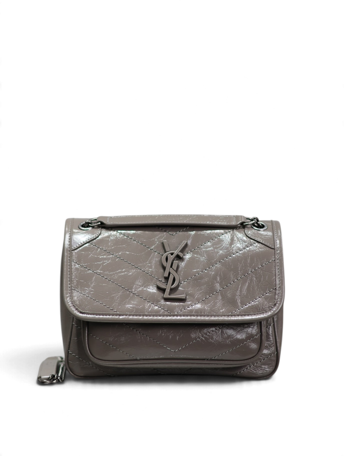 SWORD LUXURY Niki Medium omuz çantası, parlak patent deri, chevron dikişli ve ikonik YSL logolu, gri tonlu tasarım.