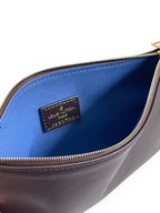 SWORD LUXURY Coussin Hobo MM çanta, çikolata kahvesi kabartmalı deri dış yüzey ve kontrast kraliyet mavisi iç astar.